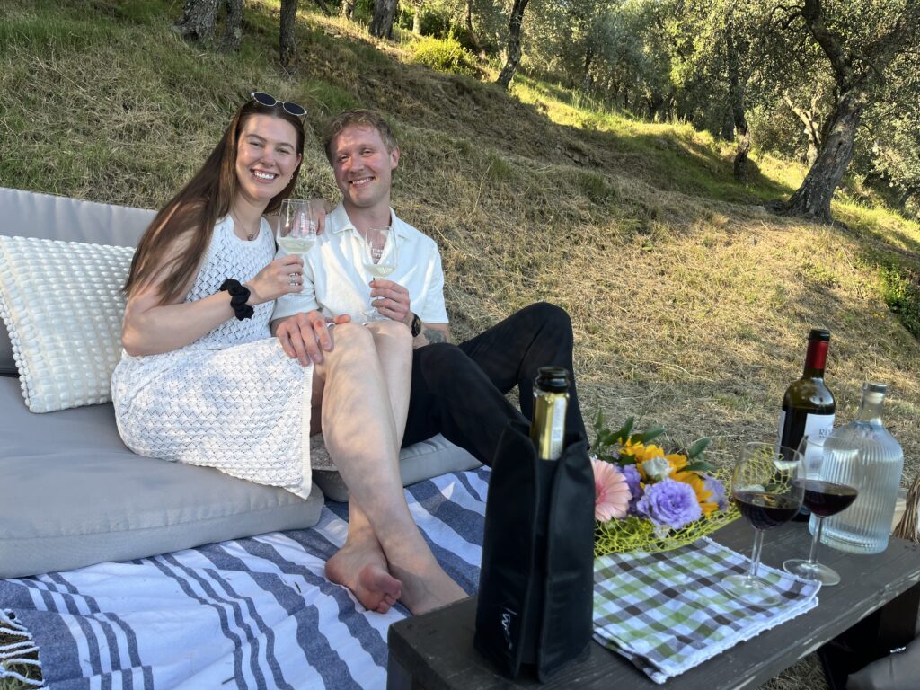 Picnic romantico panoramico tra olivi e mare