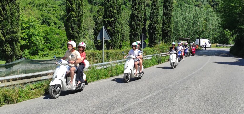 Tour in vespa con aperitivo al tramonto con accompagnatore Colline lucchesi e Villa Reale di Marlia
